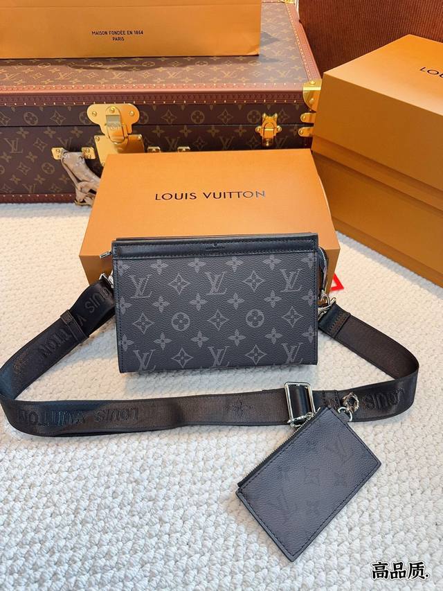 配礼盒 Lv 24新款 系列 Pochette Trio男包 二合一大包+零钱包 和1条肩带组成，各个部分都可以拆解，随意组合搭配 肩带可调节，可单肩 斜挎 好