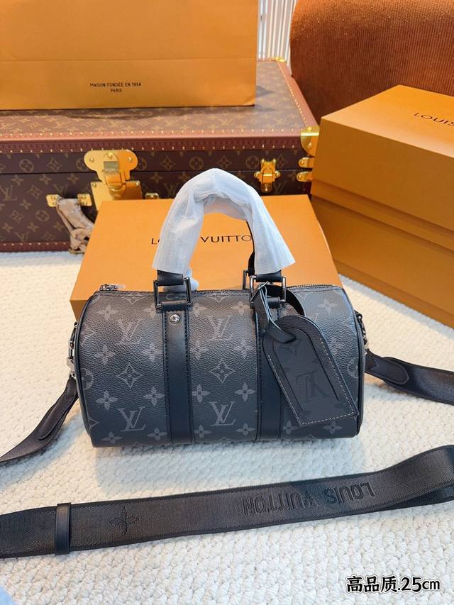 配礼盒. Lv X Nigo Keepall Xs 25枕头包 手袋是一款理想的都市手袋。 标志性的造型与经典的 Monogram 帆布，加之多种携带方式和奢华