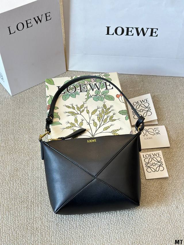 牛皮版本 Loewe Puzzle Fold Pouch 腋下包 - 如果有这么一款包 集简洁，轻盈，优雅，迷人于一体 那它一定是 Loewe的 Luna Ba