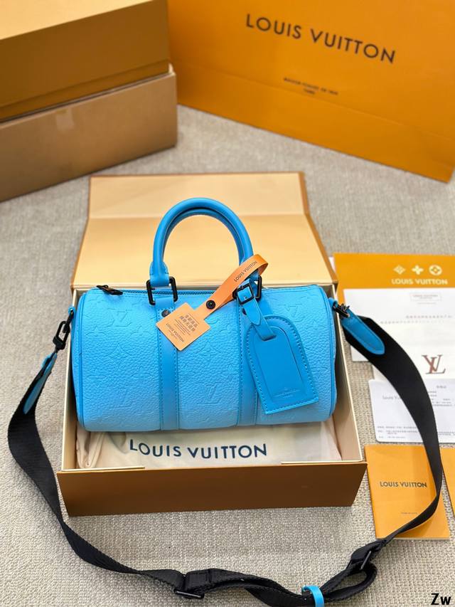 男帅女飒！！Lv Keepall25 路易威登 Keepall 25 灰色 时髦与酷酷并存 灰色老花有辨识度又低调 City的行李牌整个包包有不单调 尼龙宽肩带