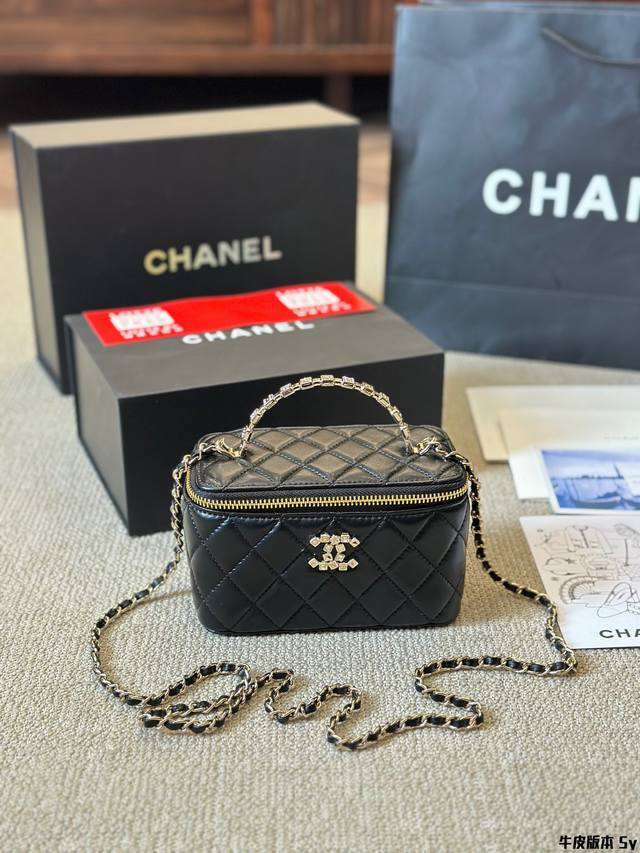 牛皮版本 新品 Chanel 24K水钻 手柄化妆长盒子 自带镜子〇随身随地可补妆 低调优雅的钌银色手柄镶嵌小钻石： 近看很精致，走到哪都能美美哒～ 五金：全铜