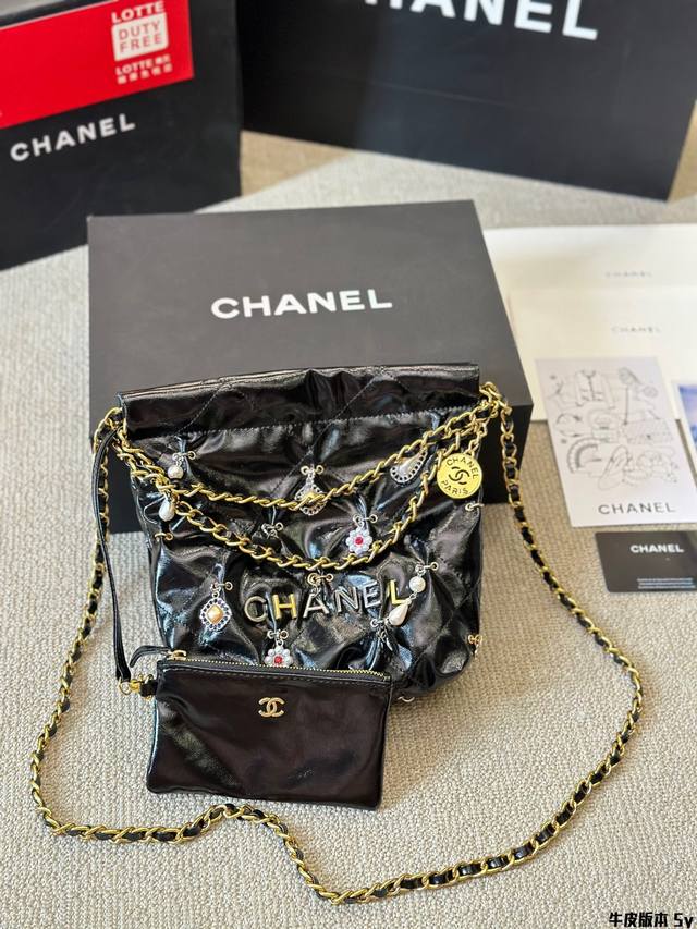 牛皮版本 Chanel 24S Mini 挂件徽章 22Bag 本季24S大爆款最時髦好看，可肩背，斜背，側背，手提，非常難買黑色金字款，耐看也最保值 这包太好