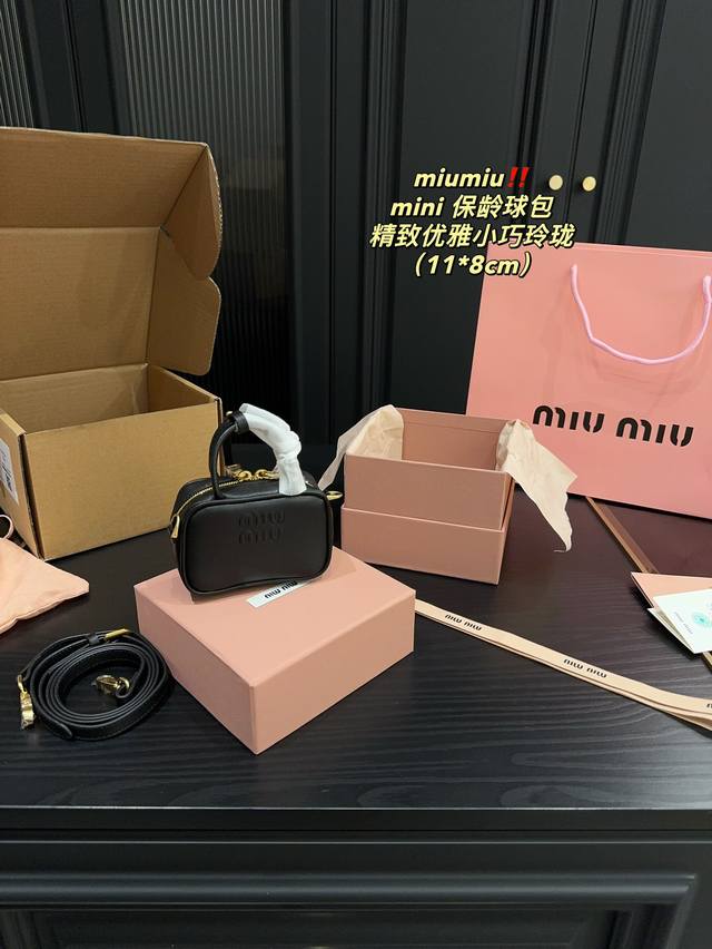 全套包装尺寸11.8 Muumiu Mini保龄球包 一款超级好看的 Miu Miu龄球包！ 这款包的设计简直太独特了！保龄球的形 状，时尚感爆棚 不仅如此，M