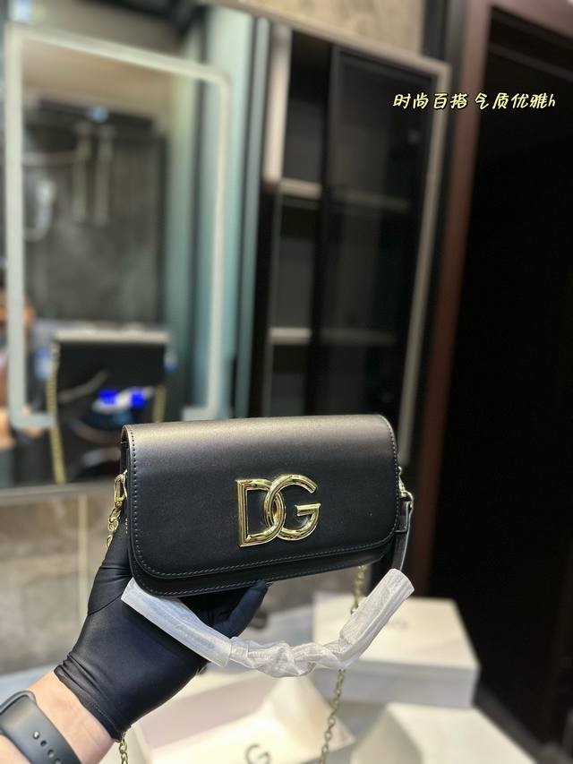 礼盒包装 Dg杜嘉班纳漆皮链条包 正面饰以精致五金大logo 清新的颜色，配以精致的 金属链条，优雅贵气～ 实属时尚达人的标配