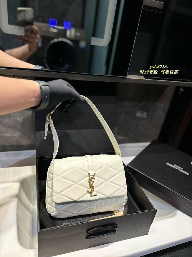 礼盒包装 圣罗兰ysl 腋下包 造就独一无二的设计 永远不会过时的款式 加上独具一格的时尚 不管在哪里都具有潮酷风格 尺寸 23 18