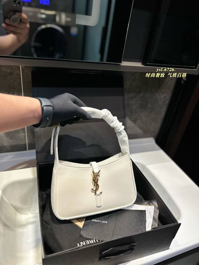 礼盒包装 Ysl 腋下包 专柜品质、小牛皮打造 腋下背单肩背 上身效果非常好 百搭款 尺寸24 15Cm！