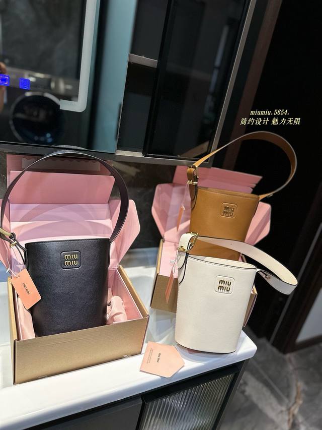 礼盒包装 Miumiu限定款水桶包 简单又好看 Miumiu而且超级实用， #Miumiu新款包包 尺寸14 20Cm