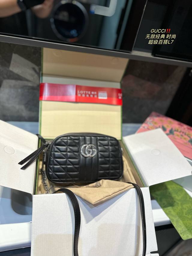 折叠礼盒 原单gucci Marmont So Black爆款相机包，Gucci专用原版皮，原版鹿皮内里、Zp品质！颇具结构感的包包。配以手工刺绣间面线细节，采