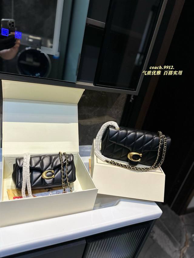 礼盒包装 Coach All Black链条 。Otabby 系列新款 Coach 链条 ”。包包天花板来啦~ 暗黑系高级感拉满的全黑金属扣、金属链条 ”名 甜