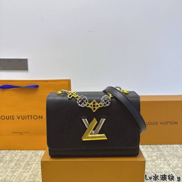 折叠盒 Lv Twist水波纹单肩包 百搭经典 精致的一只 真的超级无敌巨可爱 仙气满满 小姐姐日常必入款 Size：22.16Cm