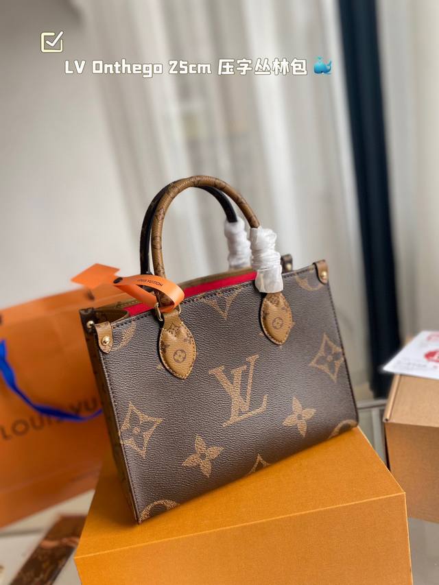 Lv Onthego 25Cm 压字 丛林包 时尚托特包 大象灰 原单品质 Lv A B面喷绘 Onthego妈咪袋 性价比之王这是一款超赞的包型，灵感来自于恶