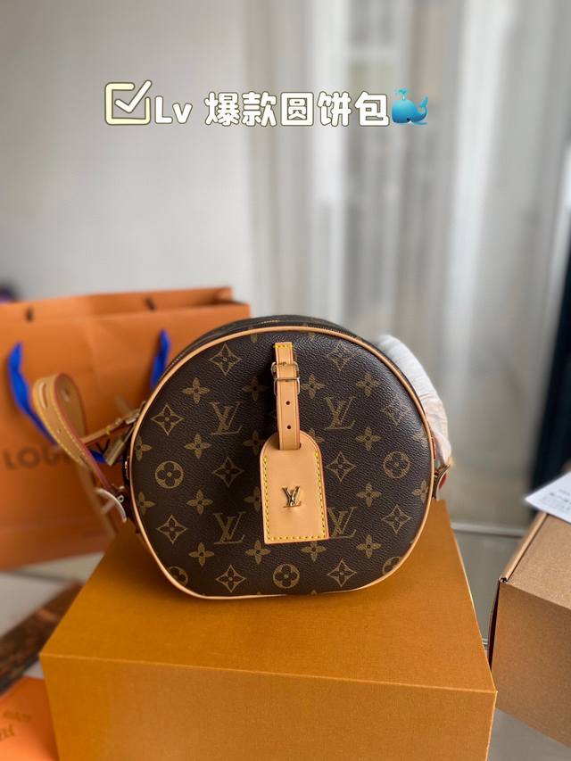 Lv 爆款圆饼包 超正点“苹果”包进口蜜蜡黄皮 包身软软的，可盐可甜 双面设计 24K保色五金 尺寸：22*20