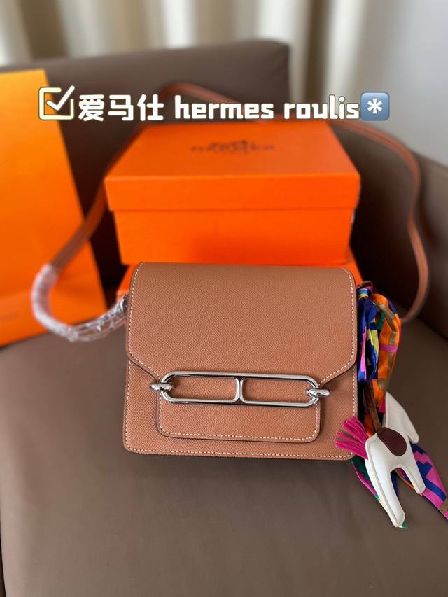 Hermes Roulis这款包包设计的非常好看，是爱马仕包包里面比较低调的一款，不喜欢大hlogo的朋友可以考虑入手这款，非常实用，很多明星都特别喜欢。爱马仕