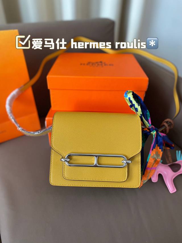 Hermes Roulis这款包包设计的非常好看，是爱马仕包包里面比较低调的一款，不喜欢大hlogo的朋友可以考虑入手这款，非常实用，很多明星都特别喜欢。爱马仕 - 点击图像关闭