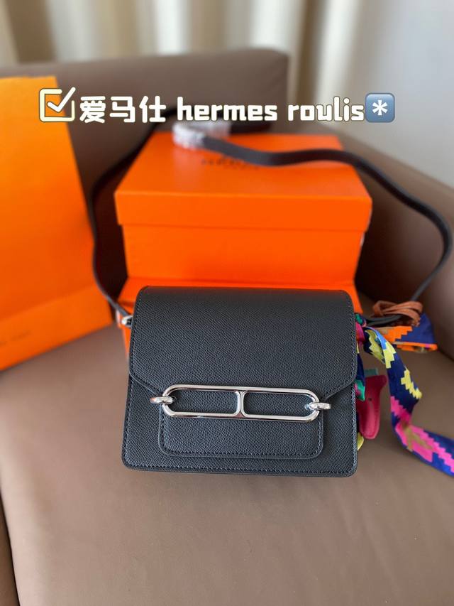 Hermes Roulis这款包包设计的非常好看，是爱马仕包包里面比较低调的一款，不喜欢大hlogo的朋友可以考虑入手这款，非常实用，很多明星都特别喜欢。爱马仕