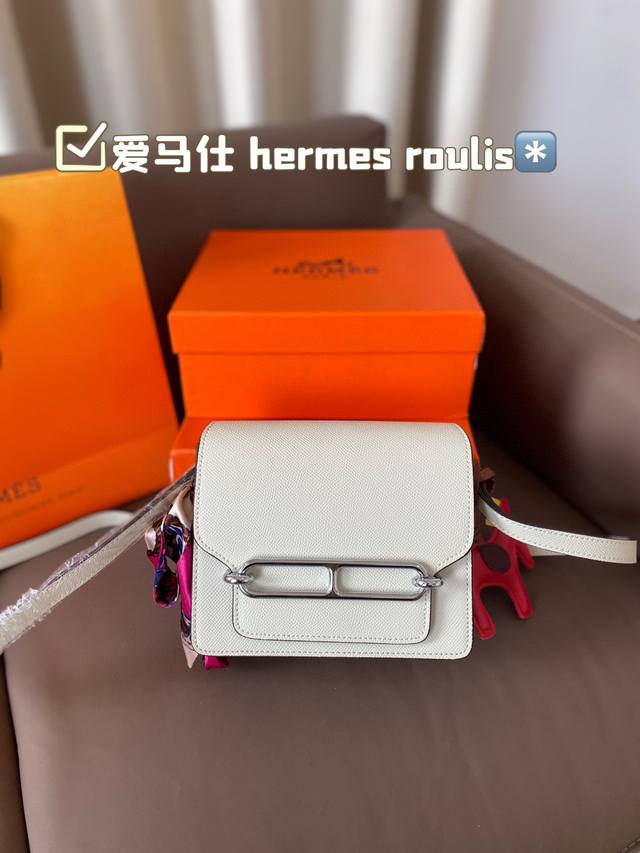 Hermes Roulis这款包包设计的非常好看，是爱马仕包包里面比较低调的一款，不喜欢大hlogo的朋友可以考虑入手这款，非常实用，很多明星都特别喜欢。爱马仕