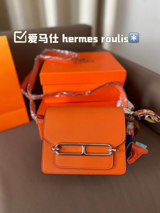 Hermes Roulis这款包包设计的非常好看，是爱马仕包包里面比较低调的一款，不喜欢大hlogo的朋友可以考虑入手这款，非常实用，很多明星都特别喜欢。爱马仕