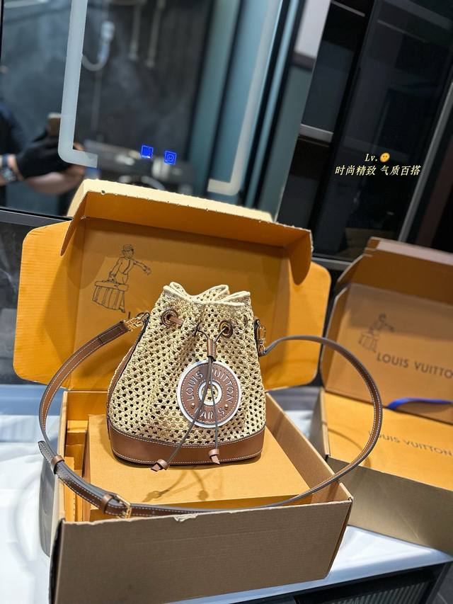 Lv Noe Purse 手袋 本款 Noe Purse 手袋为钩编拉菲草搭配皮革饰边，以源自noe 手袋的抽绳设计收束精巧构型。肩带和路易威登 贴饰均可拆卸，