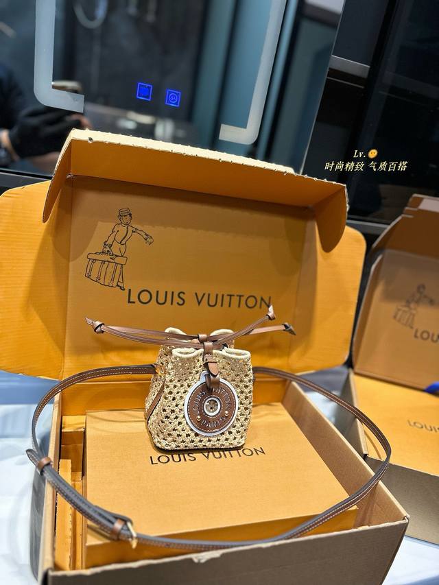 Lv Noe Purse 手袋 本款 Noe Purse 手袋为钩编拉菲草搭配皮革饰边，以源自noe 手袋的抽绳设计收束精巧构型。肩带和路易威登 贴饰均可拆卸，