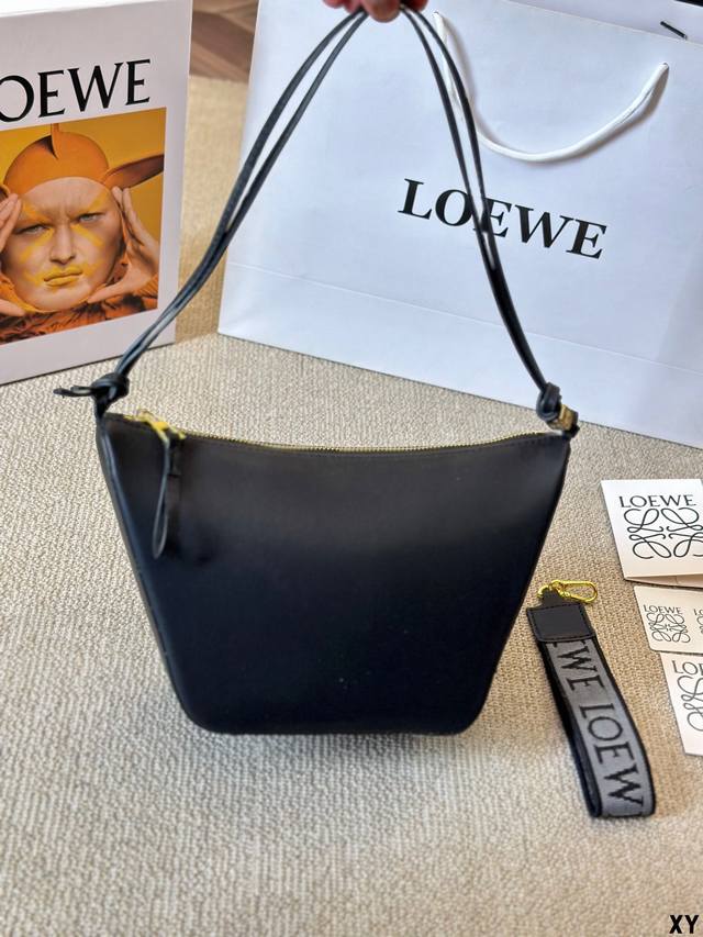 Size：底宽17 上宽27*高16Cm Loewe Hammock Hobo Loewe 吊床包超可爱 看预告就喜欢的要命， 特别可爱， 皮质也很好 摸起来滑