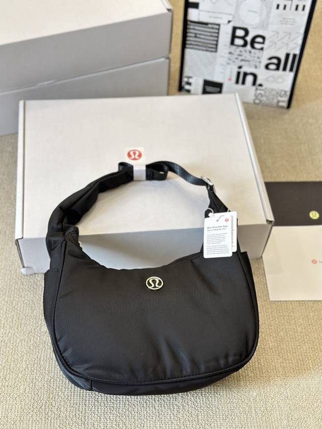 原版布 Lululemon 1预测又一个爆款包包 Shoulder Bag 来啦！！！ 背上它秒变时髦精 还是防水面料哦～肩带可调整。 #Tips:升级了腋下的