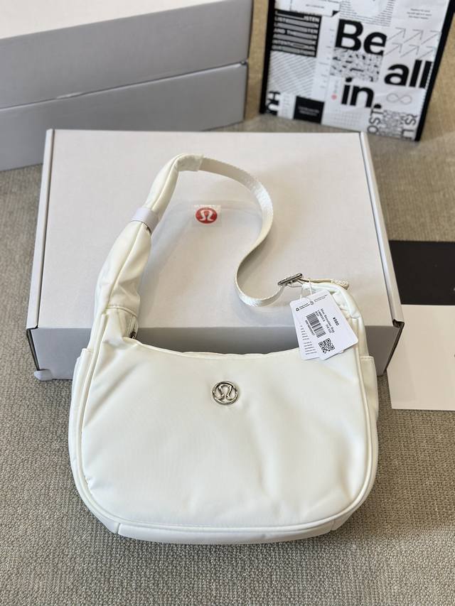 原版布 Lululemon 1预测又一个爆款包包 Shoulder Bag 来啦！！！ 背上它秒变时髦精 还是防水面料哦～肩带可调整。 #Tips:升级了腋下的