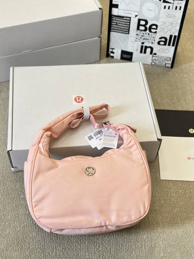 原版布 Lululemon 1预测又一个爆款包包 Shoulder Bag 来啦！！！ 背上它秒变时髦精 还是防水面料哦～肩带可调整。 #Tips:升级了腋下的