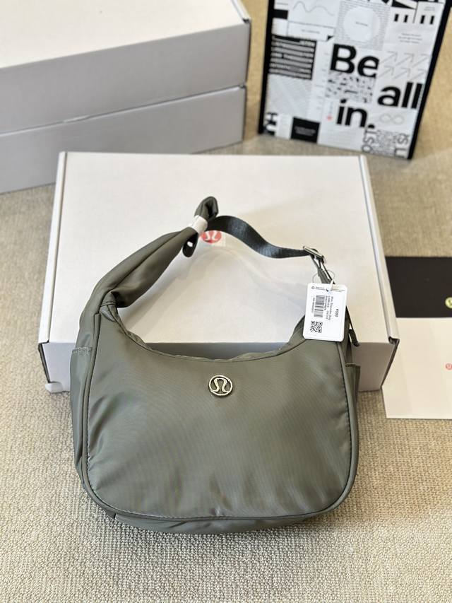 原版布 Lululemon 1预测又一个爆款包包 Shoulder Bag 来啦！！！ 背上它秒变时髦精 还是防水面料哦～肩带可调整。 #Tips:升级了腋下的