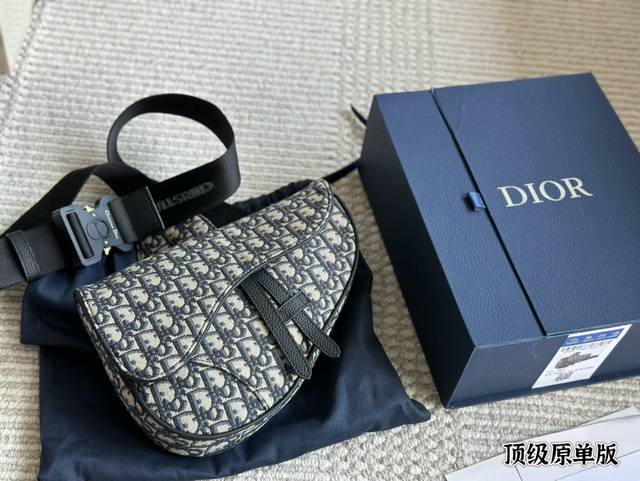 Dior马鞍包homme # Saddle Bagv女士的saddle已经很迷人没想到男士的更吸引疯狂种草男士saddle居然可以这么潮 它去掉了女性化的金属字 - 点击图像关闭