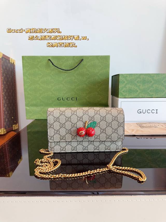 配礼盒. 新品上新 Gucci 牛皮 樱桃包斜挎包包 ～盛夏 樱桃』系列新款！一个三维的樱桃配件，镶嵌晶体矗立gg标志采用牛皮搭配原版皮甜美时尚的源头，内里钢印