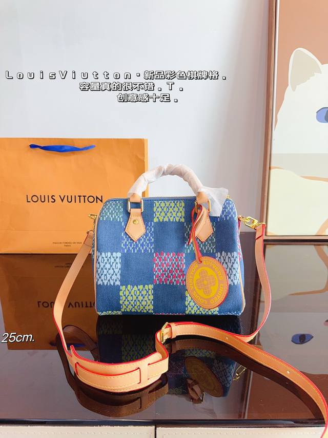 Lv Speedy 彩色棋牌格系列 枕头包 这款retiro 手袋以标志性的lv老花面料制成，搭配奢华的变色牛皮饰边，经典永恒。优雅低调的外形设计和宽敞的包 全