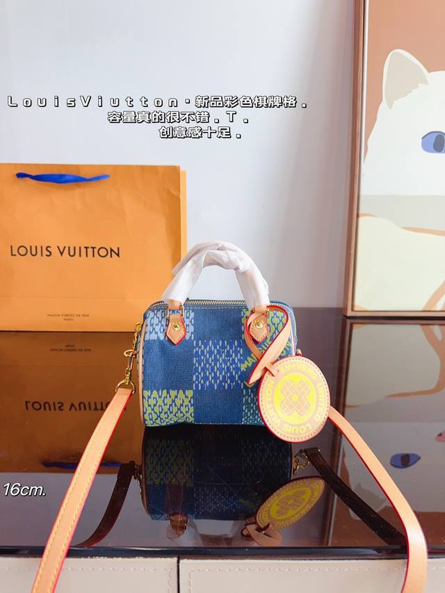 Lv Speedy 彩色棋牌格系列 枕头包 这款retiro 手袋以标志性的lv老花面料制成，搭配奢华的变色牛皮饰边，经典永恒。优雅低调的外形设计和宽敞的包 全