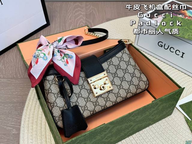 牛皮飞机盒配丝巾 酷奇 Guccipadlock 2024 新品hobo到店对比之前出得 Padlock更加轻便线条更流畅自然。五金部分不会很塌陷，包 型挺括底