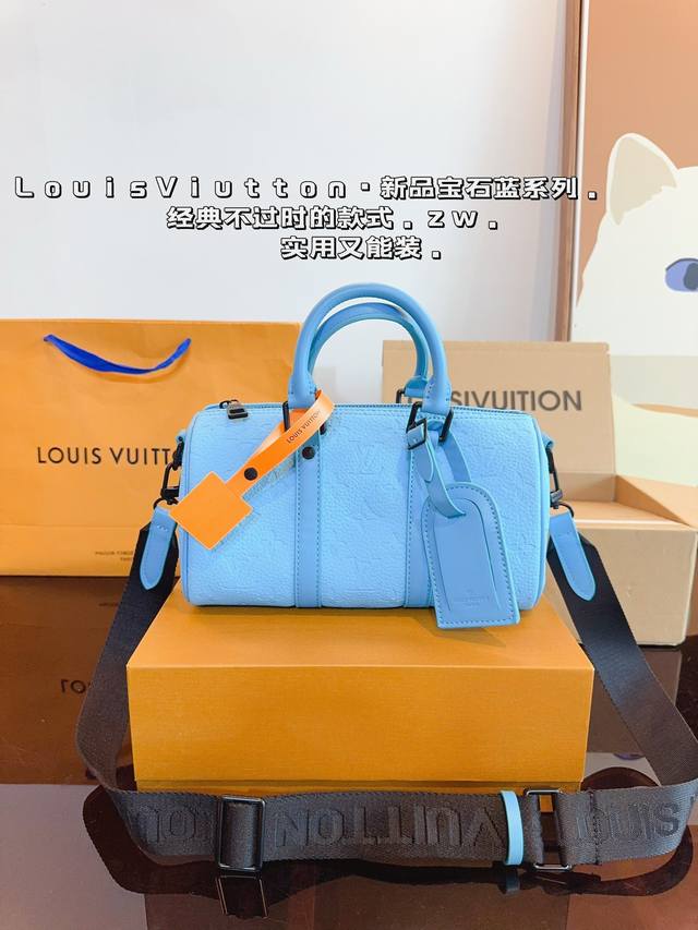 配礼盒.Lv Speedy 枕头包 这款retiro 手袋以标志性的lv老花面料制成，搭配奢华的变色牛皮饰边，经典永恒。优雅低调的外形设计和宽敞的包 .尺寸：2