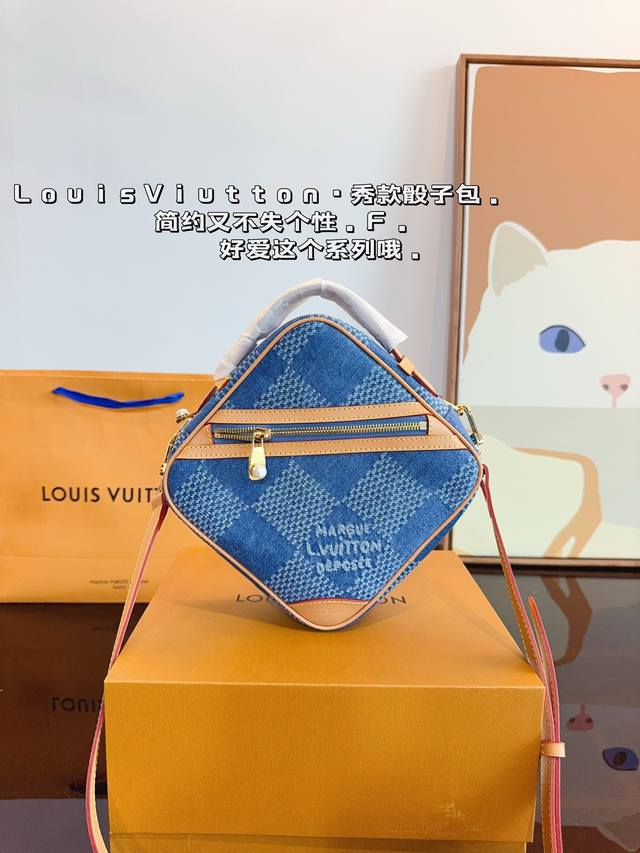 配礼盒. Lv 走秀款骰子包 也可叫做 方块包 New Square Bag 此款 可拎 可挎容量大 不得不说盒子包真的是lv 最有创意之作 尺寸：19*8*2