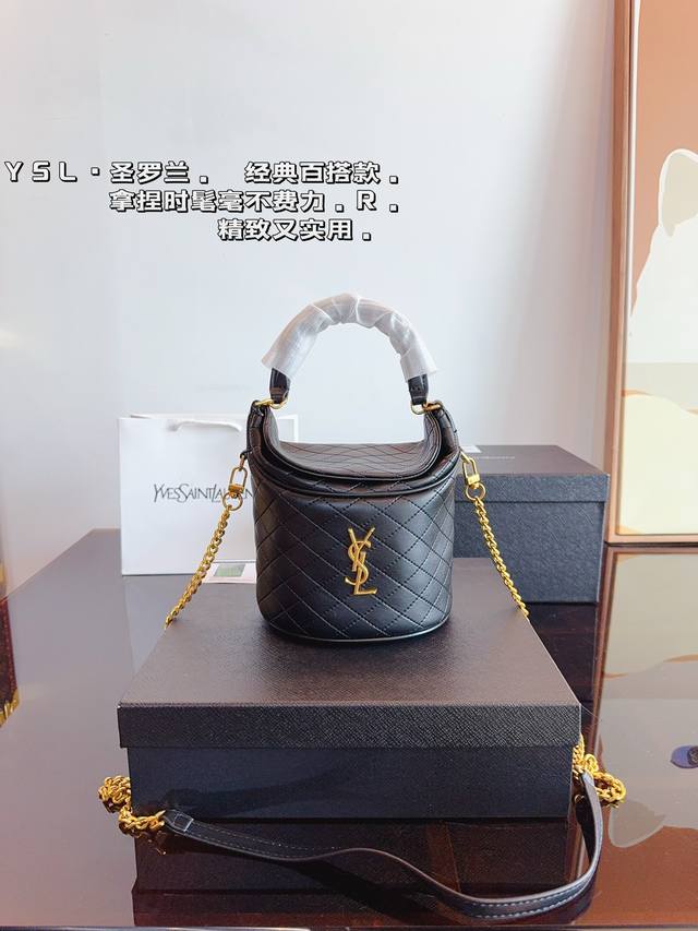 配礼盒 圣罗兰 Ysl.薯条包菱形珩缝的薯条包.可手拎可斜挎.很有趣味性 造型感满满、尺寸：15*13*18Cm