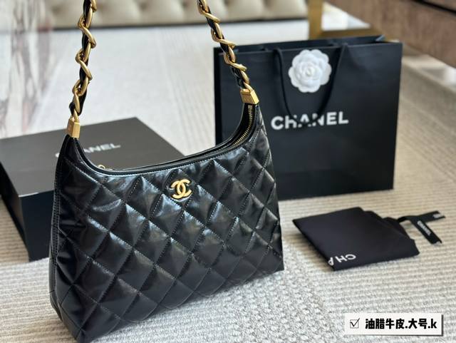 牛皮chanel 24Ait Bag预警 Hobo 系列黑马姐妹们，今天我要给大家分享-款超级好看的包包一 Chanel 24A Hobo系列黑马油蜡包如果你还