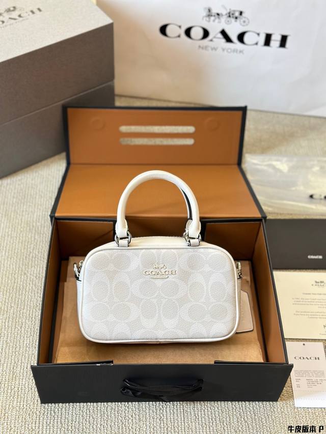 牛皮版本 Coach1六月新品1简约白色 Satchel小方包~精致可爱的小方包来啦！Coach蔻驰六月新品 Satchel系列手拎凹造型，斜挎更休闲，妥了 尺