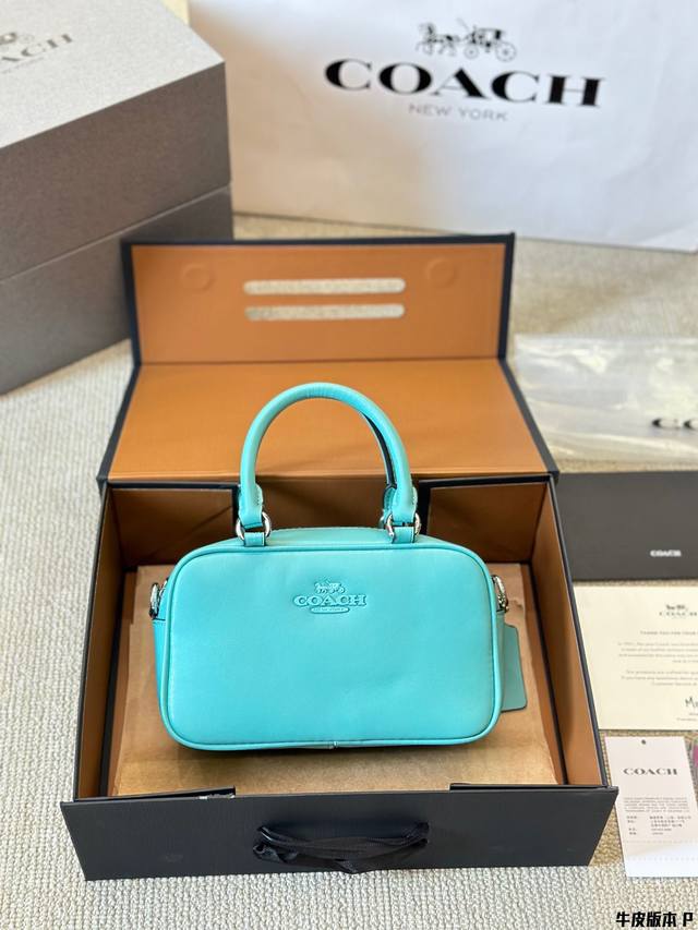 牛皮版本 Coach1六月新品1简约白色 Satchel小方包~精致可爱的小方包来啦！Coach蔻驰六月新品 Satchel系列手拎凹造型，斜挎更休闲，妥了 尺