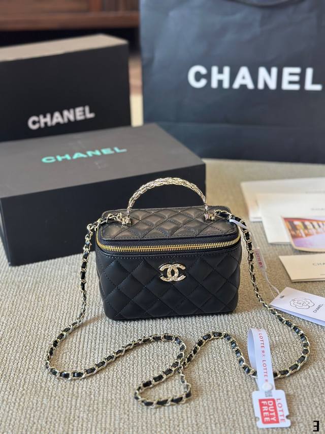 牛皮版本 新品 Chanel 24K水钻 手柄化妆长盒子自带镜子〇随身随地可补妆低调优雅的钌银色手柄镶嵌小钻石：近看很精致，走到哪都能美美哒～五金：全铜钌银色尺