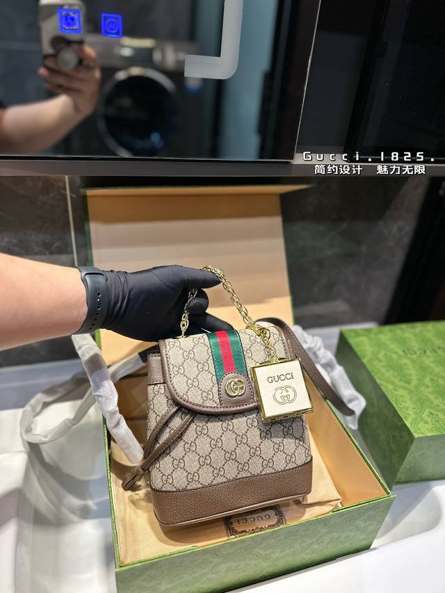 Gucci 新品双肩包 原版品质！精工制作gucci 古奇 经典调配件 Gucci 古奇最新火款注意！细节 这款购物袋将标志性图案与经典印花相结合这种经典搭配表