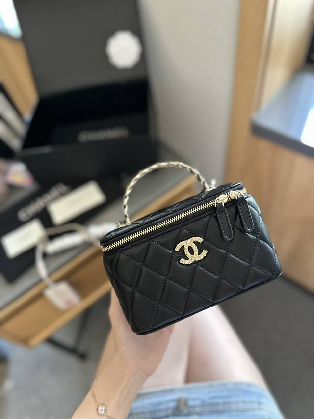 折叠礼盒官网飞机盒”Chanel 新品 高级镶金镂空编织手柄 盒子包 化妆包 小箱子 最近的盒子包系列真的好火，小盒子当然是异常可爱啦。尺寸 16 10 8Cm