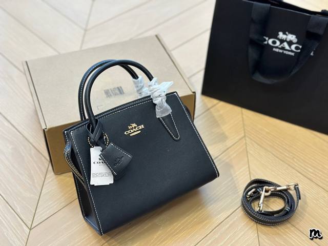 飞机盒coach 1月新品｜挎包andrea Carryall实现了时尚度与功能性的完美平衡，它不仅可以手提斜挎，经典又百搭。尺寸22*17Cm