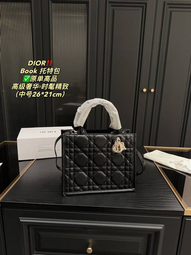 尺寸26.21迪奥 托特包book这款 Dior 托特包是dior 全新推出的主打单品，于二零二三秋冬成衣系列发布秀精彩亮相，彰显现代优雅的实用设计。采用黑色牛