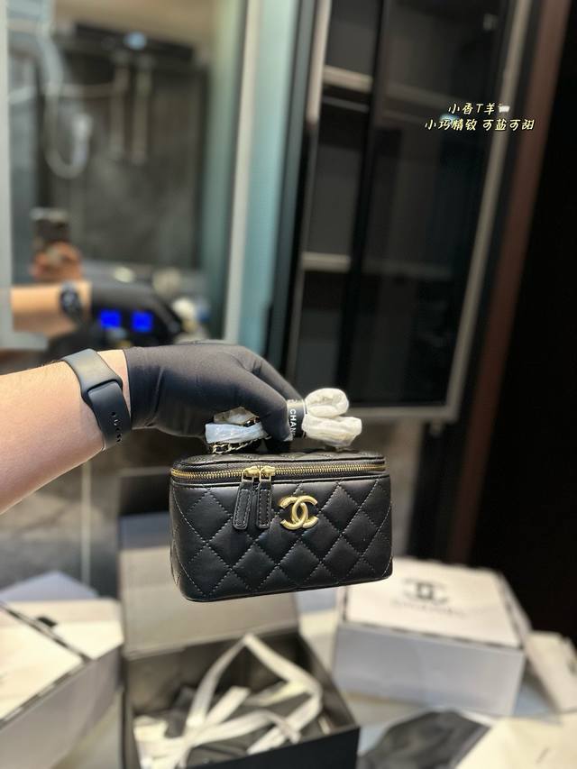 礼盒包装 Chanel23S 双金球羊皮黑色长盒子chanel 23S 羊皮长盒子羊皮看起来有高贵范喜欢的人依然很爱羊皮娇贵一些些，字母手柄一样的美如风妳错过了