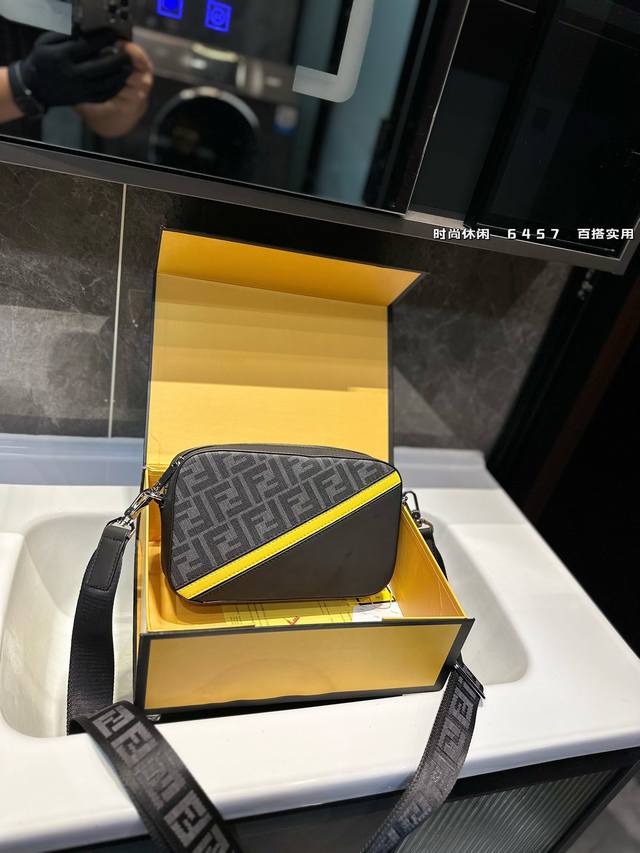 Fendi 芬迪camera Case手袋相机包 单肩斜挎包 手拿包 采用精湛镶嵌细工，经典百搭 实物拍摄 25X15 Cm.