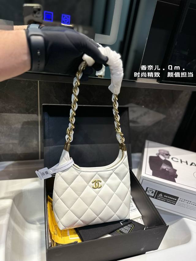 Chanel 香奈儿 24新品 Hobo腋下包谁能拒绝一个能装又好看的hobo啊！还是羊皮黑金hobo 而且链条也很特别虽然链条是看起来是很沉的粗链条~但整个包