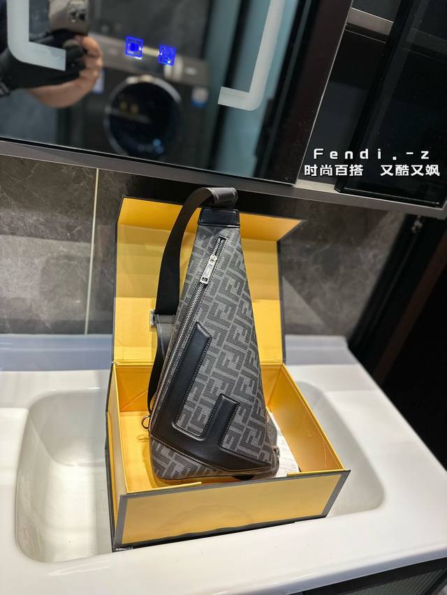 能装又高级的单肩包今天背什么包当然是fendi Roma Cono 黑色皮革包包包选用黑色全粒面皮革材质 质感很高级饰有fendi字样的布料斜挎肩带可调节 左右