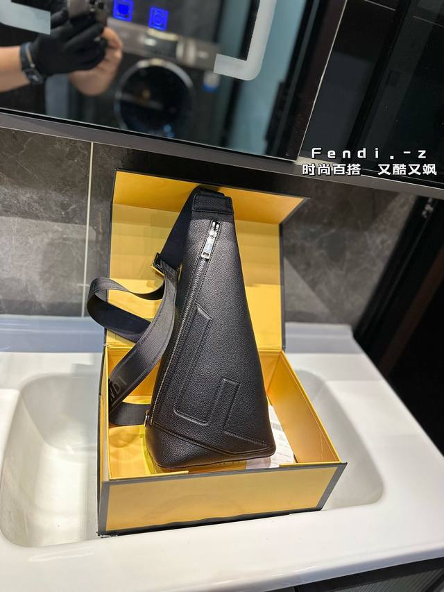 能装又高级的单肩包今天背什么包当然是fendi Roma Cono 黑色皮革包包包选用黑色全粒面皮革材质 质感很高级饰有fendi字样的布料斜挎肩带可调节 左右