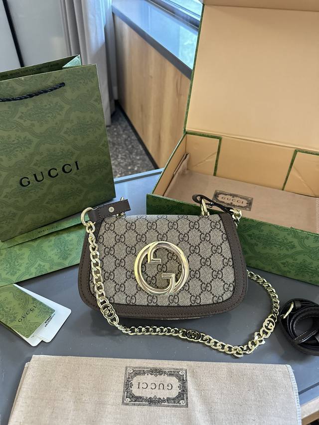 折叠礼盒包装gucci 绝对的大爆款blondie 金属镂空logo 搭配翻盖包身设计 经典且复古 绝不能错过尺寸：23